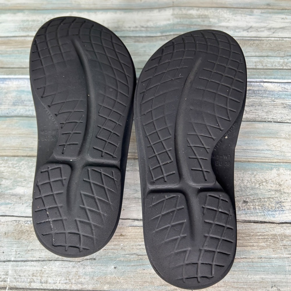 OOFOS Sandals Mens Size 5 Womens 7 Ooahh Black Recovery Comfort Slip‎ On - Picture 6 of 6